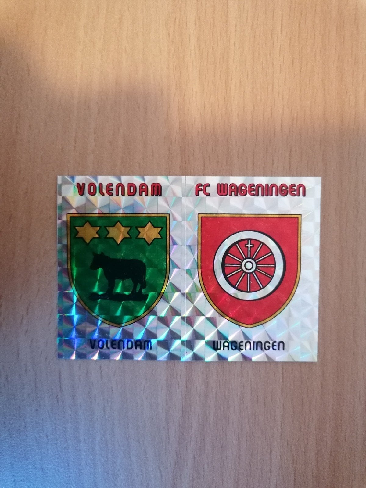 Panini Voetbal 86 #351 Volendam en FC Wageningen embleem., Ophalen of Verzenden, Zo goed als nieuw, Sticker