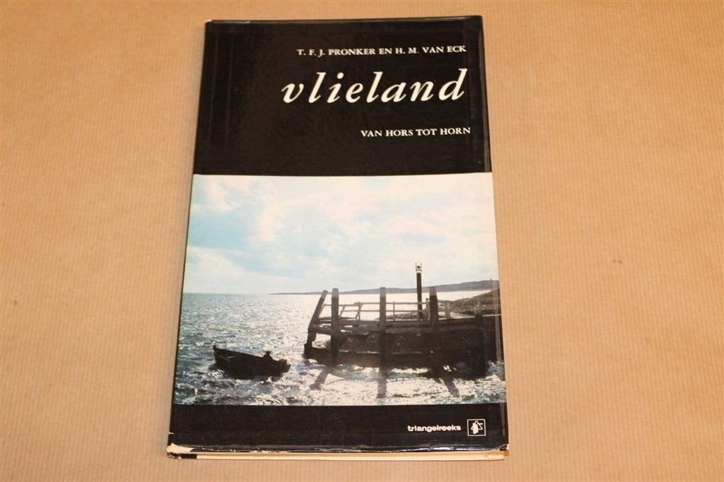 Vlieland — Van Hors tot Horn, Fotoboek, Historie 1972, Boeken, Ophalen of Verzenden, Gelezen