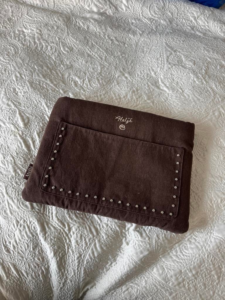 Ateljé laptophoes bruin met studs, Ophalen of Verzenden, 13 inch, Gebruikt