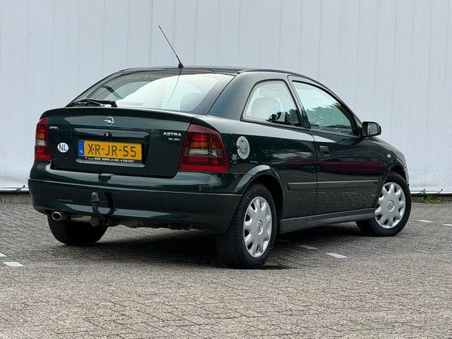 Opel Astra 1.6-16V 3drs. met APK, Trekhaak, All Season, 72.8, Auto's, Oldtimers, Voorwielaandrijving, Zwart, 1598 cc, Metallic lak