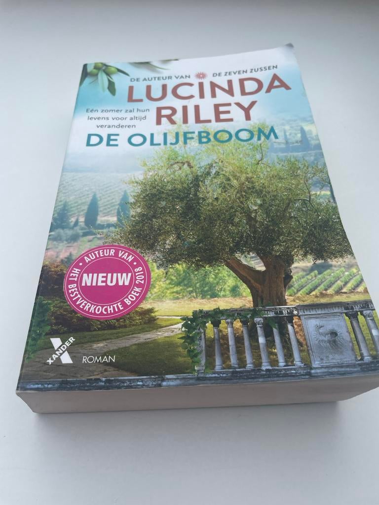 De Olijfboom - Lucinda Riley (Roman), Ophalen of Verzenden, Gelezen, Europa overig