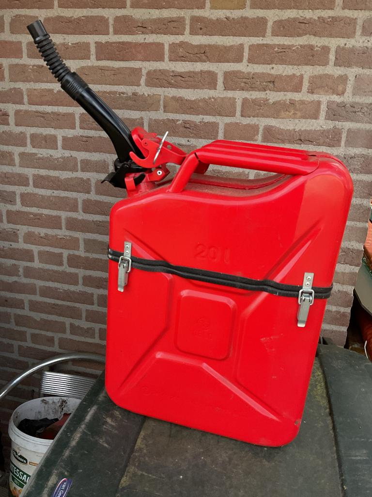 Rode jerrycan 20L met schenktuit, Ophalen