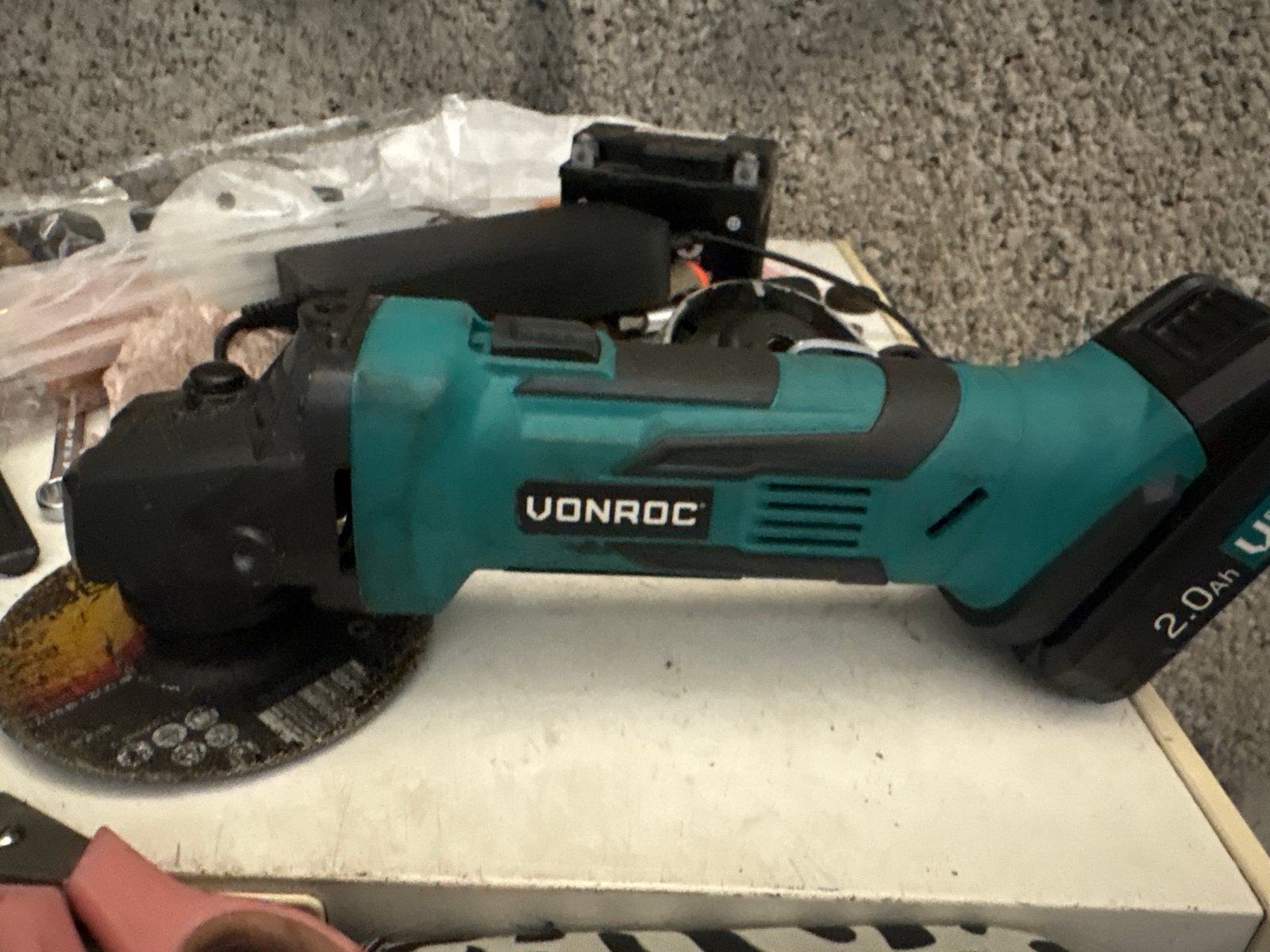 Vonroc Slijptol met Accu en Lader - Goede Staat, Ophalen of Verzenden, Gebruikt, Haakse handslijpmachine