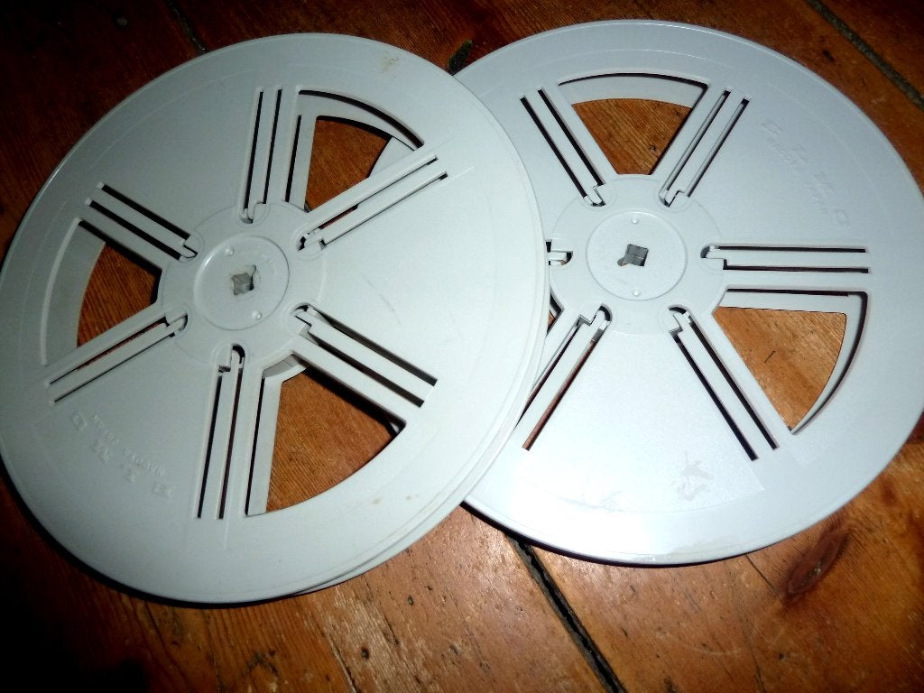 16mm 2 elmo kunststof opwikkelspoelen 23,5cm diameter, Ophalen of Verzenden, 16mm film