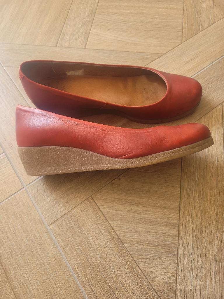 Mooie leren pumps met spekzool sleehak, Kleding | Dames, Schoenen, Pumps, Verzenden, Zo goed als nieuw, Rood