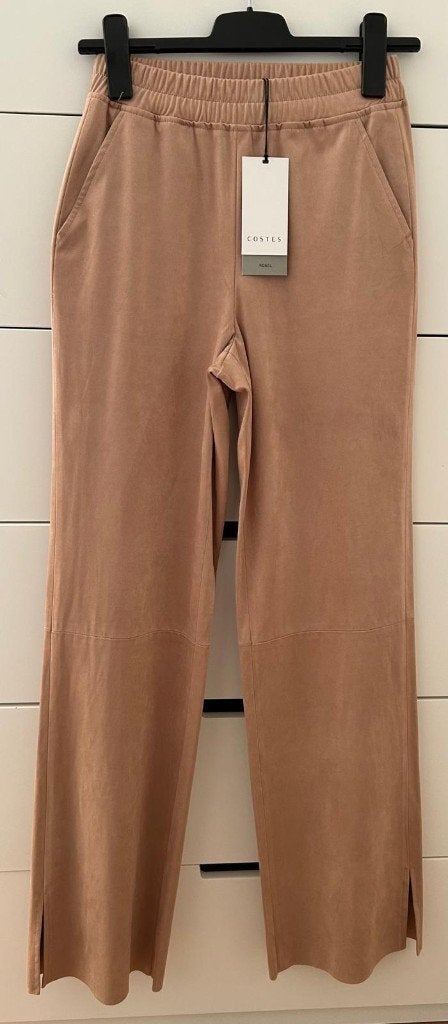 Nieuwe, trendy broek met suède-look van Costes van €49,95., Kleding | Dames, Broeken en Pantalons, Beige, Nieuw, Ophalen of Verzenden