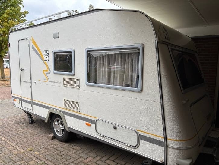 Knaus caravan uit 2006  met mover en dorema voortent, Kachel, Treinzit, Dwarsbed, Particulier