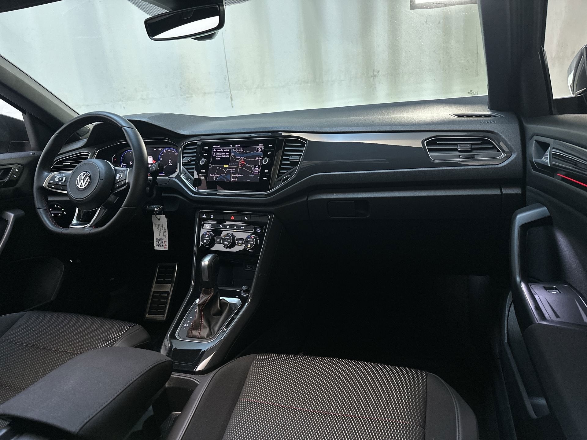 Volkswagen T-Roc 1.5 TSI 150pk DSG Sport LED Panoramadak Cam, Stof, 4 cilinders, Origineel Nederlands, Bedrijf