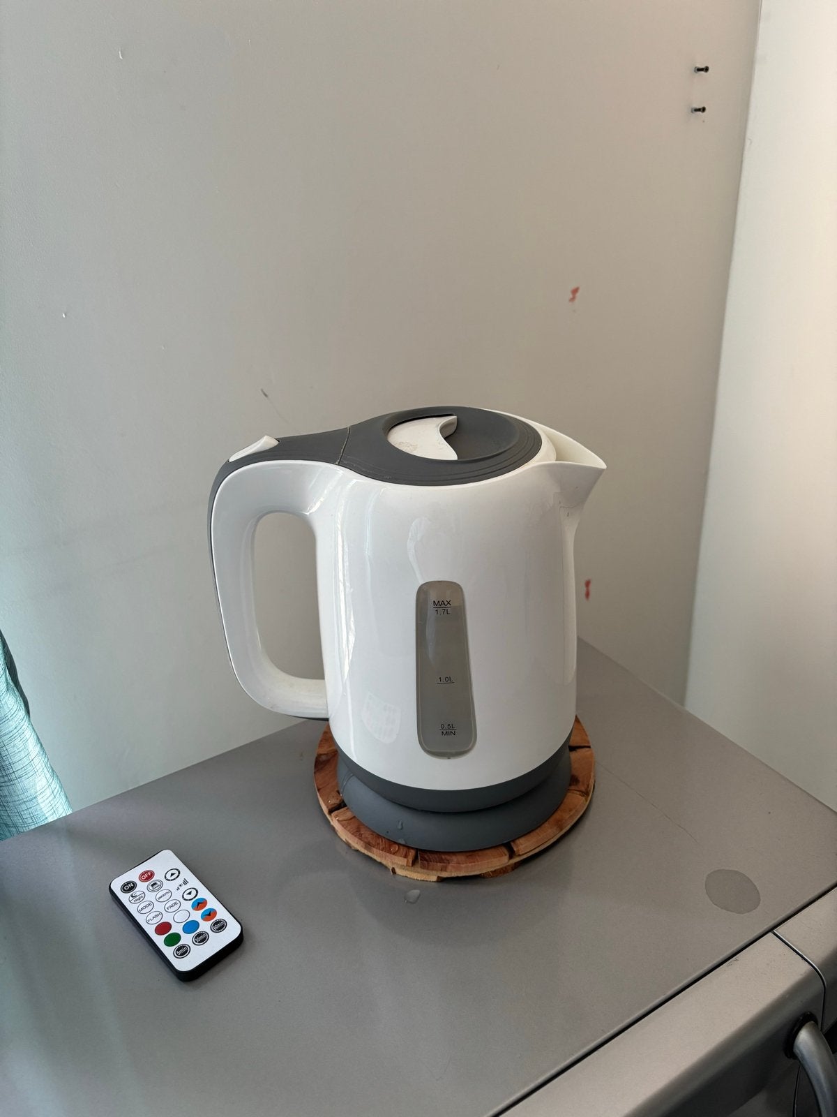 Hema Waterkoker Wit - 1.7L, 1 tot 2 liter, Ophalen, Zo goed als nieuw, Draadloos