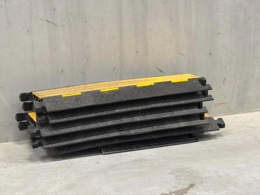 Kabelgoot / Kabelbrug Zwart met Geel laadkabel over de stoep, Ophalen, Zo goed als nieuw