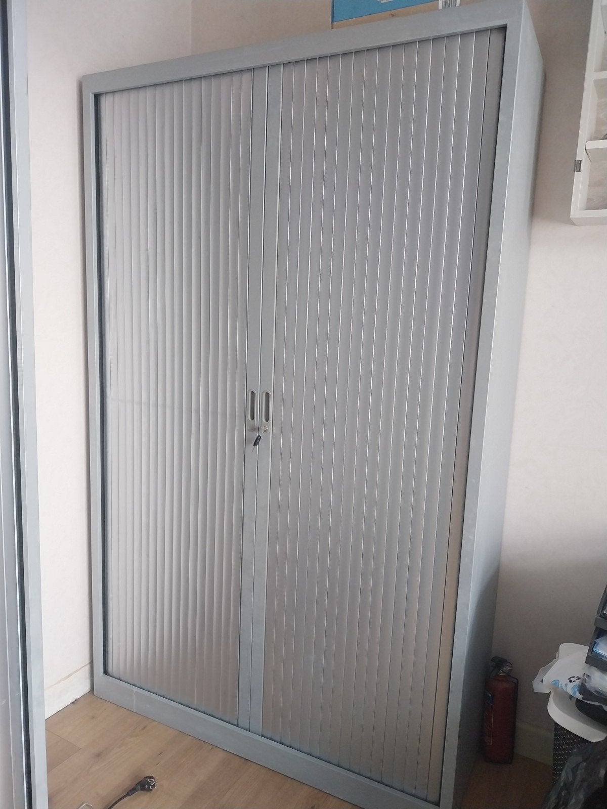 Metalen archiefkast met roldeuren en slot, Huis en Inrichting, Kasten | Roldeurkasten en Archiefkasten, Ophalen, Gebruikt, 100 tot 150 cm
