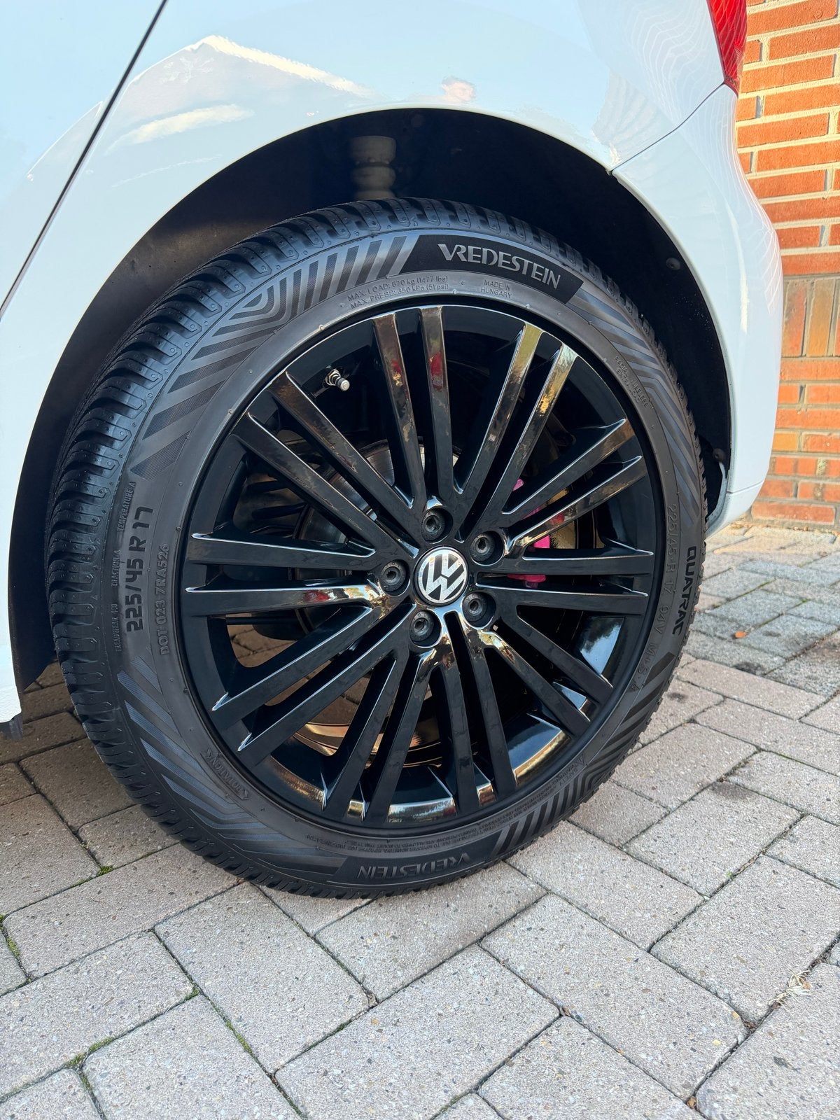 Volkswagen velgen met nieuwe all-season banden, Auto-onderdelen, Ophalen, Gebruikt, Banden en Velgen, 17 inch