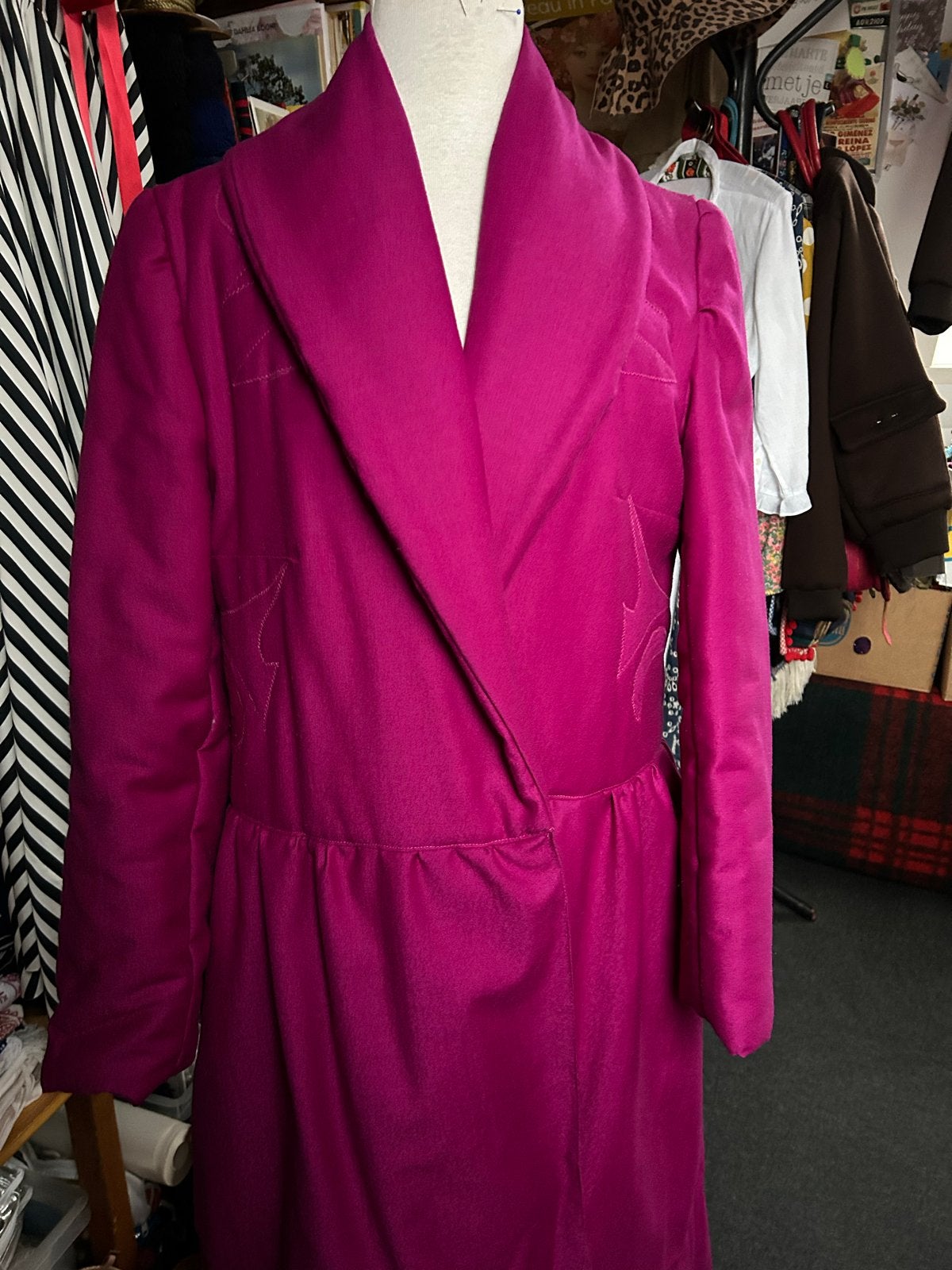 Fuchsia wollen mantel gevoerd met borduursel, Kleding | Dames, Ophalen of Verzenden, Gedragen, Maat 38/40 (M), Roze