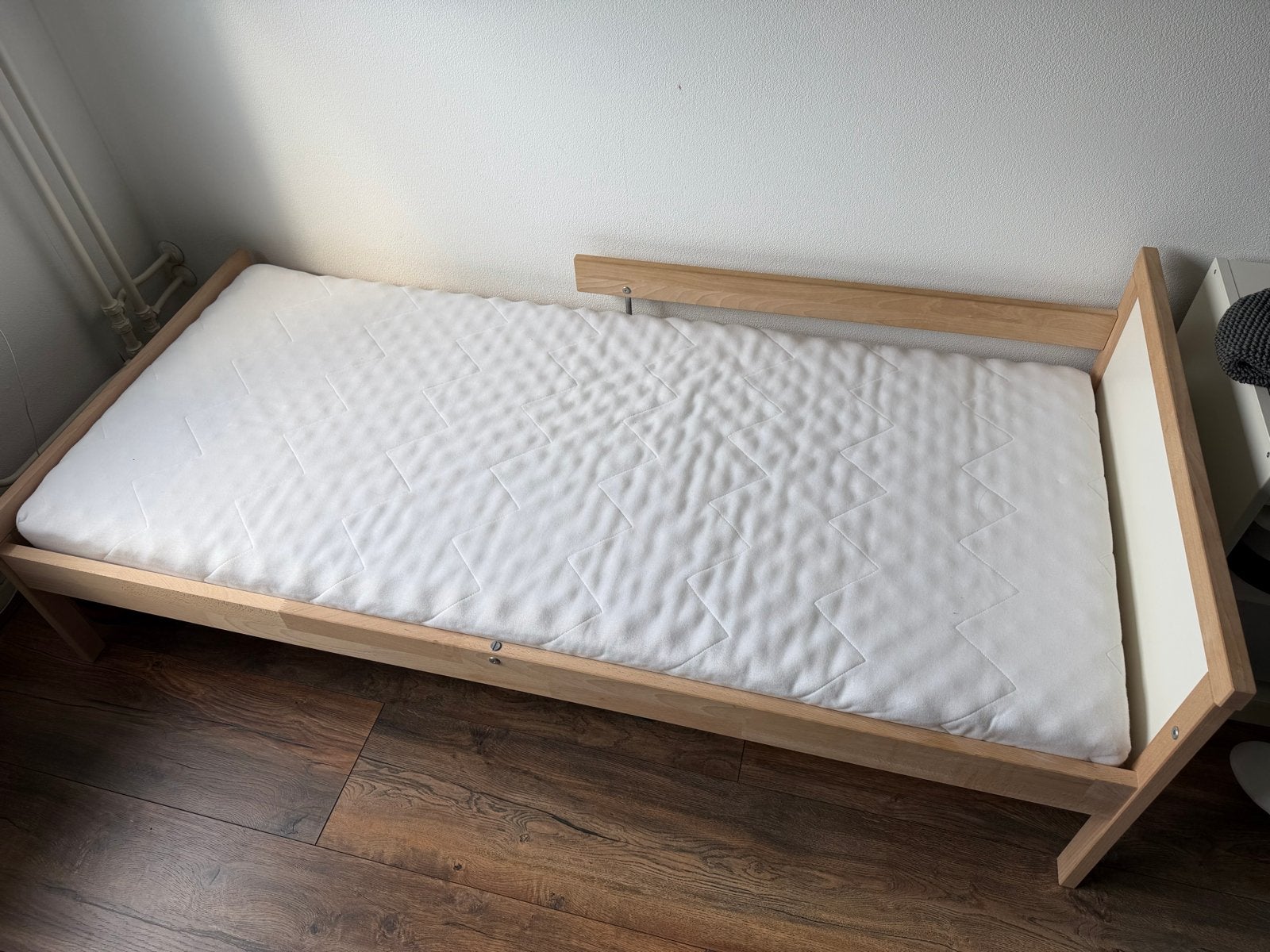 Eenpersoonsbed met matras (2x beschikbaar), Huis en Inrichting, Ophalen, Gebruikt, 90 cm, 200 cm