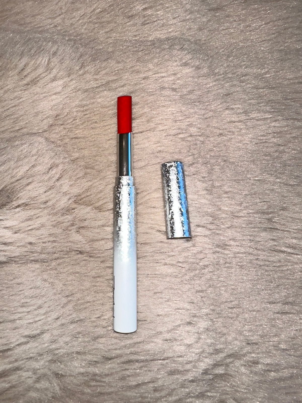 MAC Powder kiss lipstick kleur Merry Cherry, Ophalen of Verzenden, Zo goed als nieuw, Lippen
