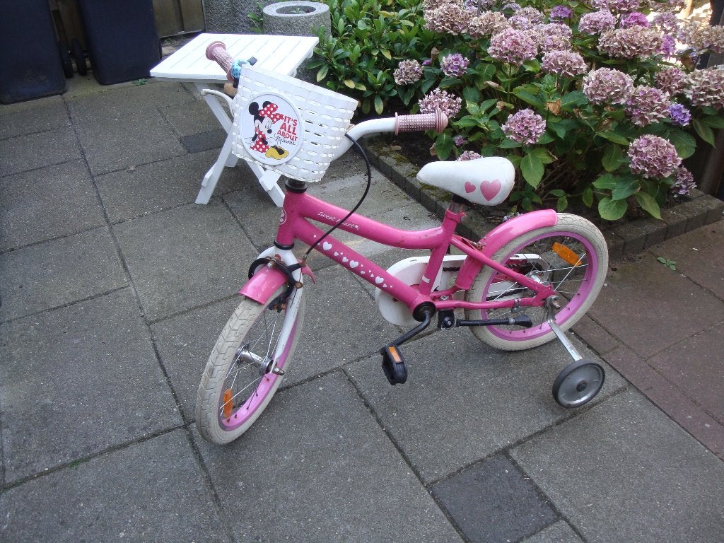 degelijk 16 inch meisjesfiets met zijwielen  vandaag €25, Fietsen en Brommers, Fietsen | Meisjes, Ophalen, Gebruikt, Terugtraprem
