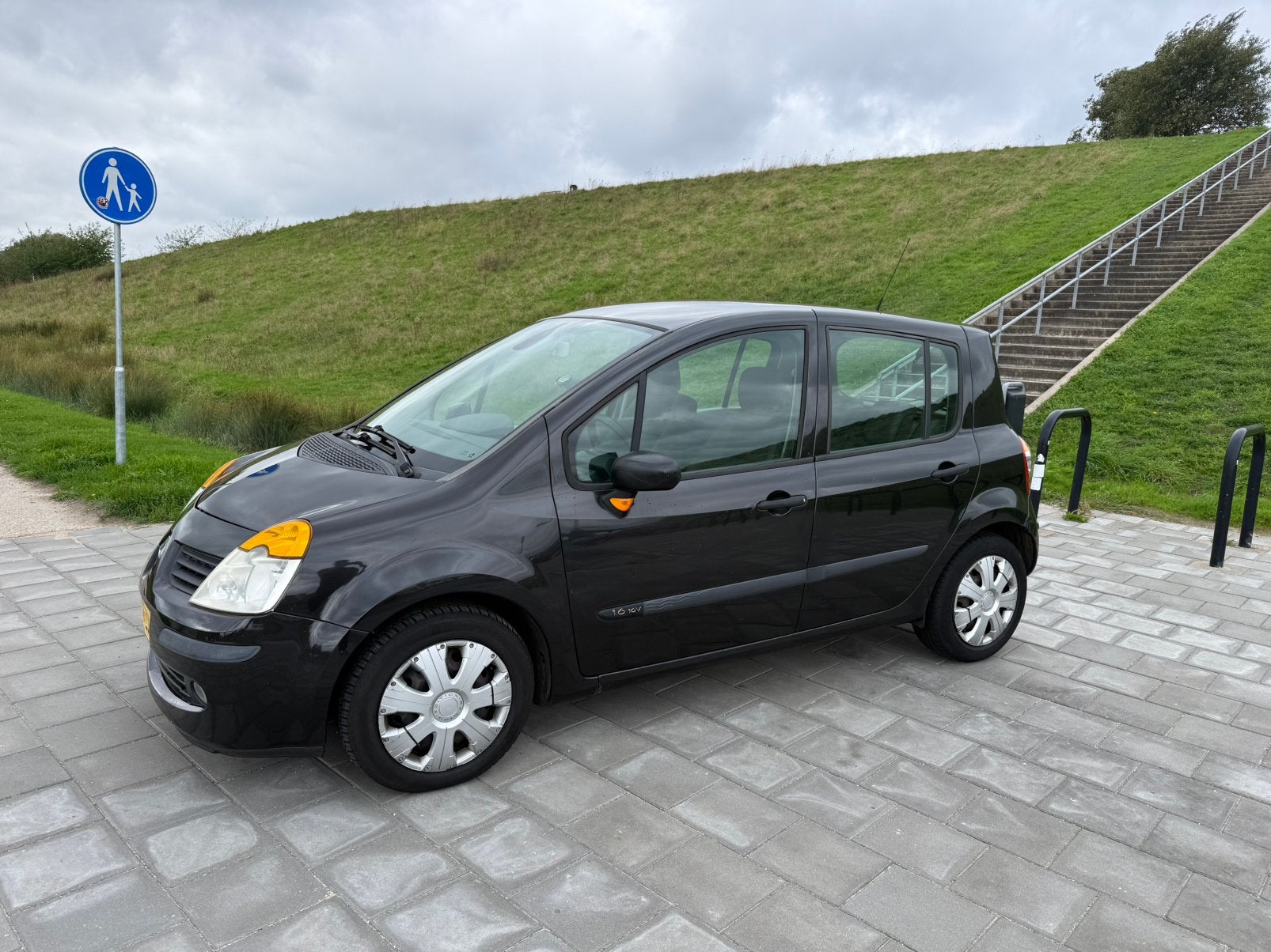 Renault Modus 1.6 16V AUTOMAAT 2 EIGENAAR AIRCO NAVI, 4 cilinders, Zwart, 1180 kg, 1598 cc