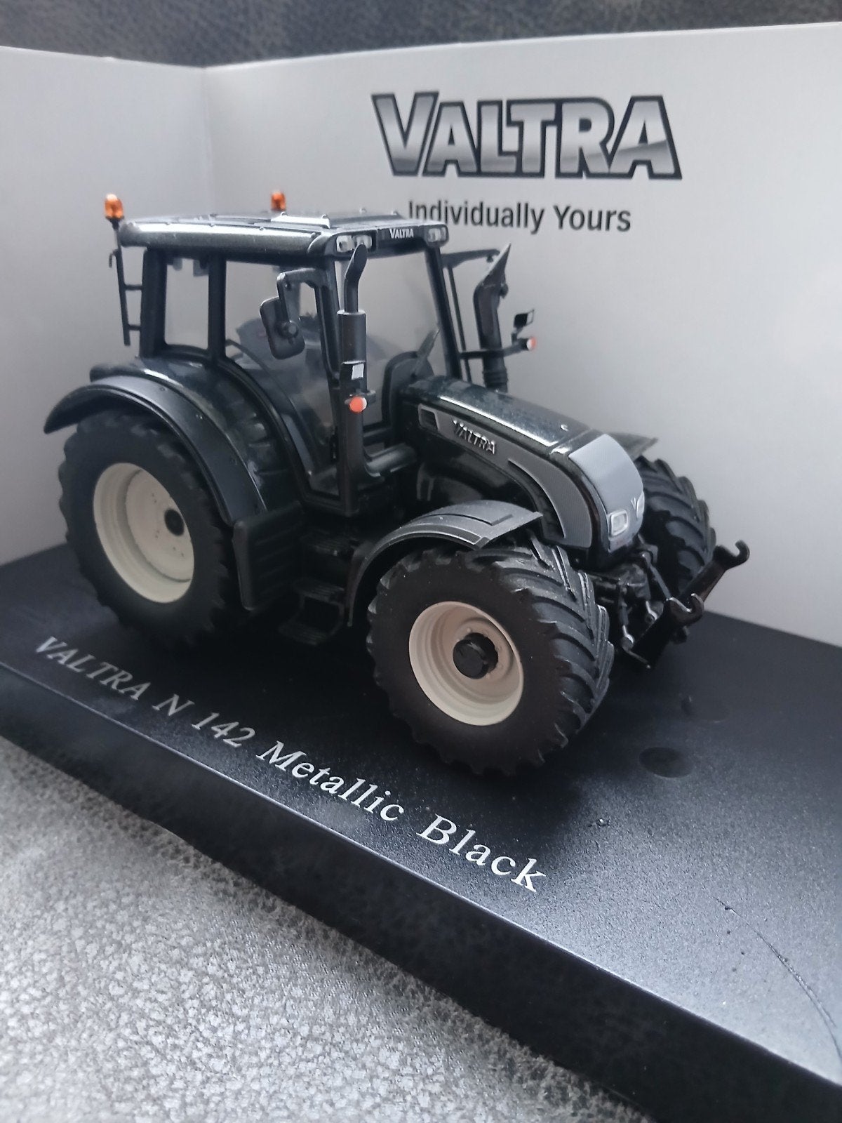 Valtra n142, Ophalen of Verzenden, Zo goed als nieuw, Tractor of Landbouw, Universal Hobbies