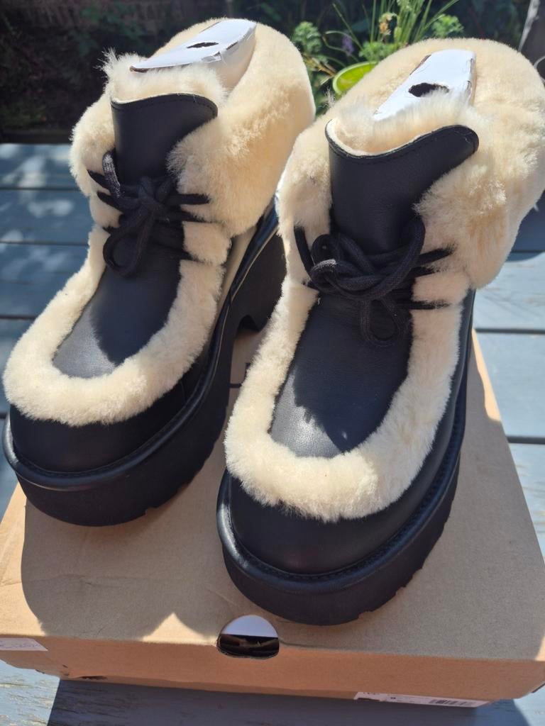 Uggs nieuw in doos, Zwart, Lage of Enkellaarzen, Nieuw, Ophalen of Verzenden