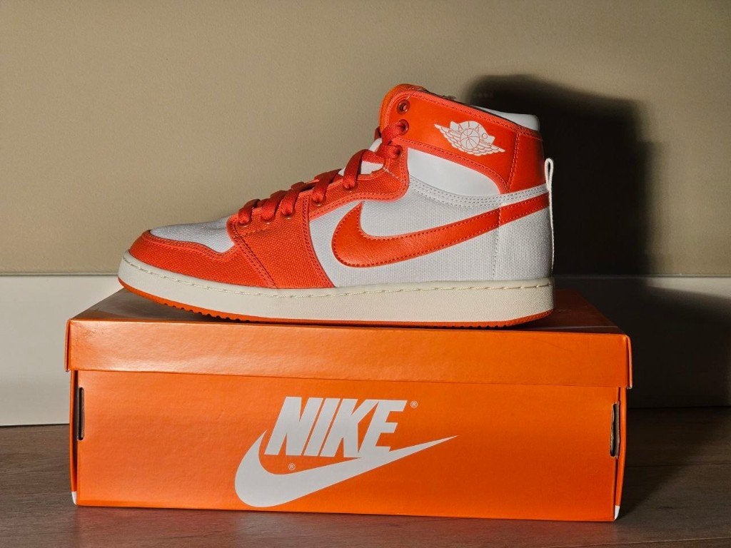 Jordan 1 Retro AJKO Rush Orange (US 10 - EU 44), Ophalen, Overige kleuren, Nieuw, Sneakers of Gympen