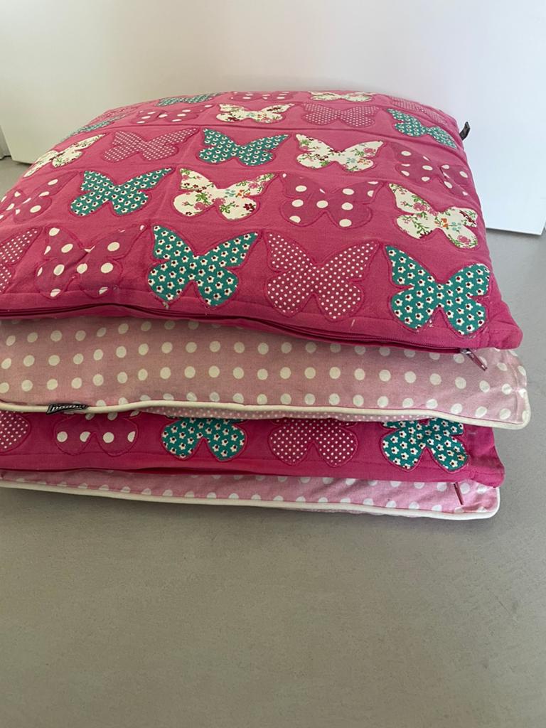 4x kussens 47x47 cm roze stippen vlinder, Ophalen of Verzenden, Gebruikt