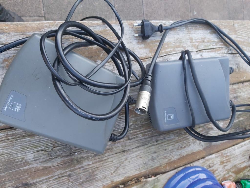 2 accu laders voor batavus sparta koga fietsen met banaan ac, Fietsen en Brommers, Ophalen