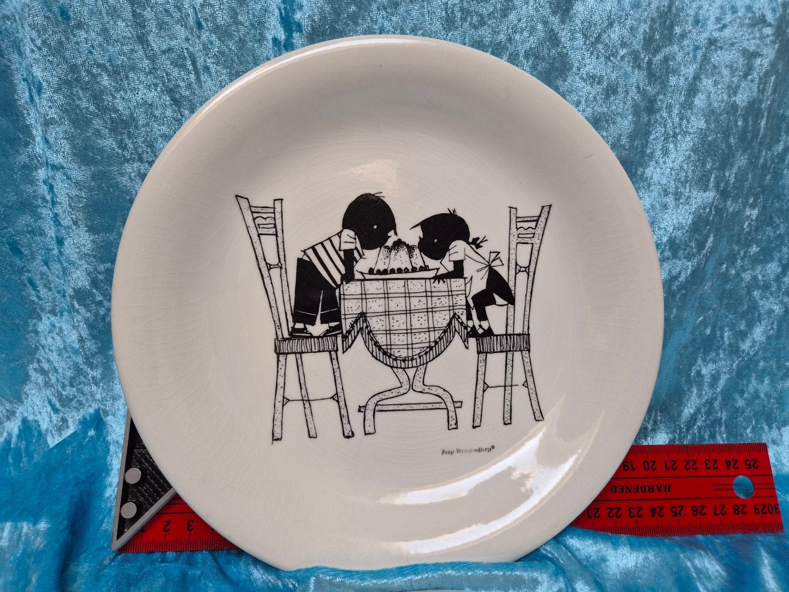 Vintage bord met illustratie van Pip Freedman, Huis en Inrichting, Gebruikt, Keramiek, Vintage, Ophalen of Verzenden