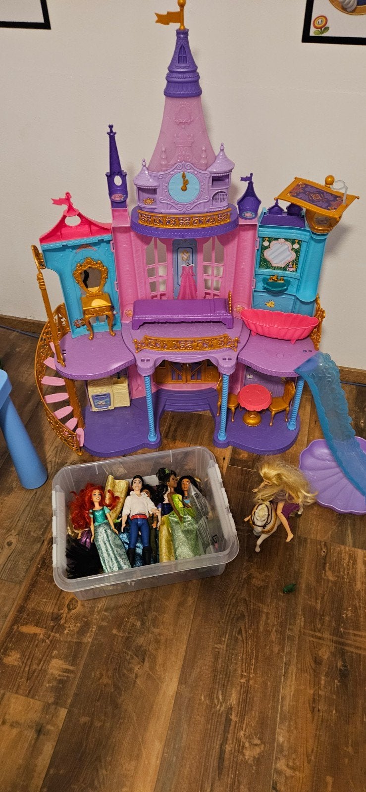Disney Prinsessen Kasteel met poppen en accessoires, Ophalen, Zo goed als nieuw