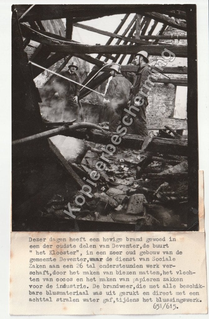 Brand buurt Het Klooster Deventer 1951 brandweerlui persfoto, Gebruikt, Verzenden, Foto, 1940 tot 1960
