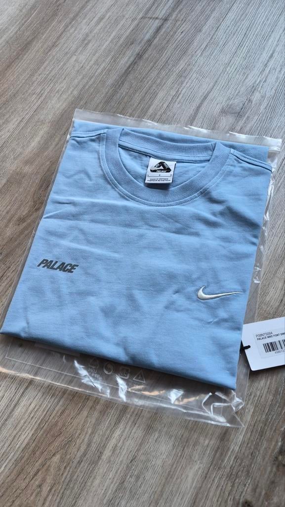 Palace x Nike Swoosh T-Shirt Blauw (L), Blauw, Nieuw, Ophalen of Verzenden, Maat 52/54 (L)