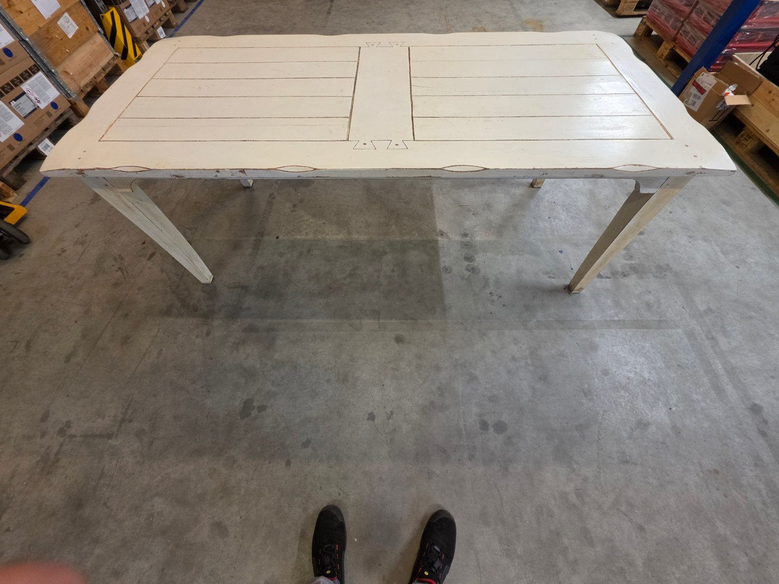 Antieke Indiase deur omgebouwd tot hardhouten tafel, Ophalen