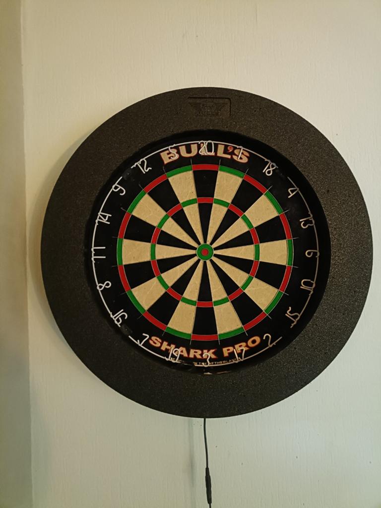 Bull's lumo zgan met originele doos en toebehoren, Sport en Fitness, Darts, Ophalen of Verzenden, Zo goed als nieuw, Dartbord