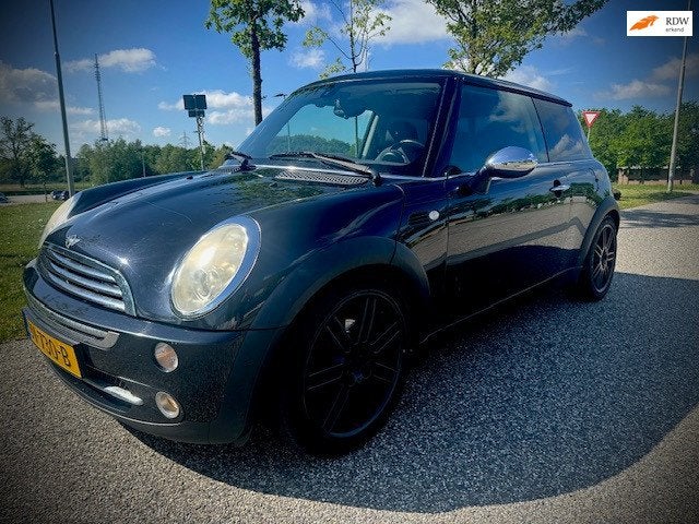 Mini Mini 1.6 One, airco, nieuwe apk, navi, camera, 17 inch, Auto's, Gebruikt, Zwart, 4 cilinders, 4 stoelen
