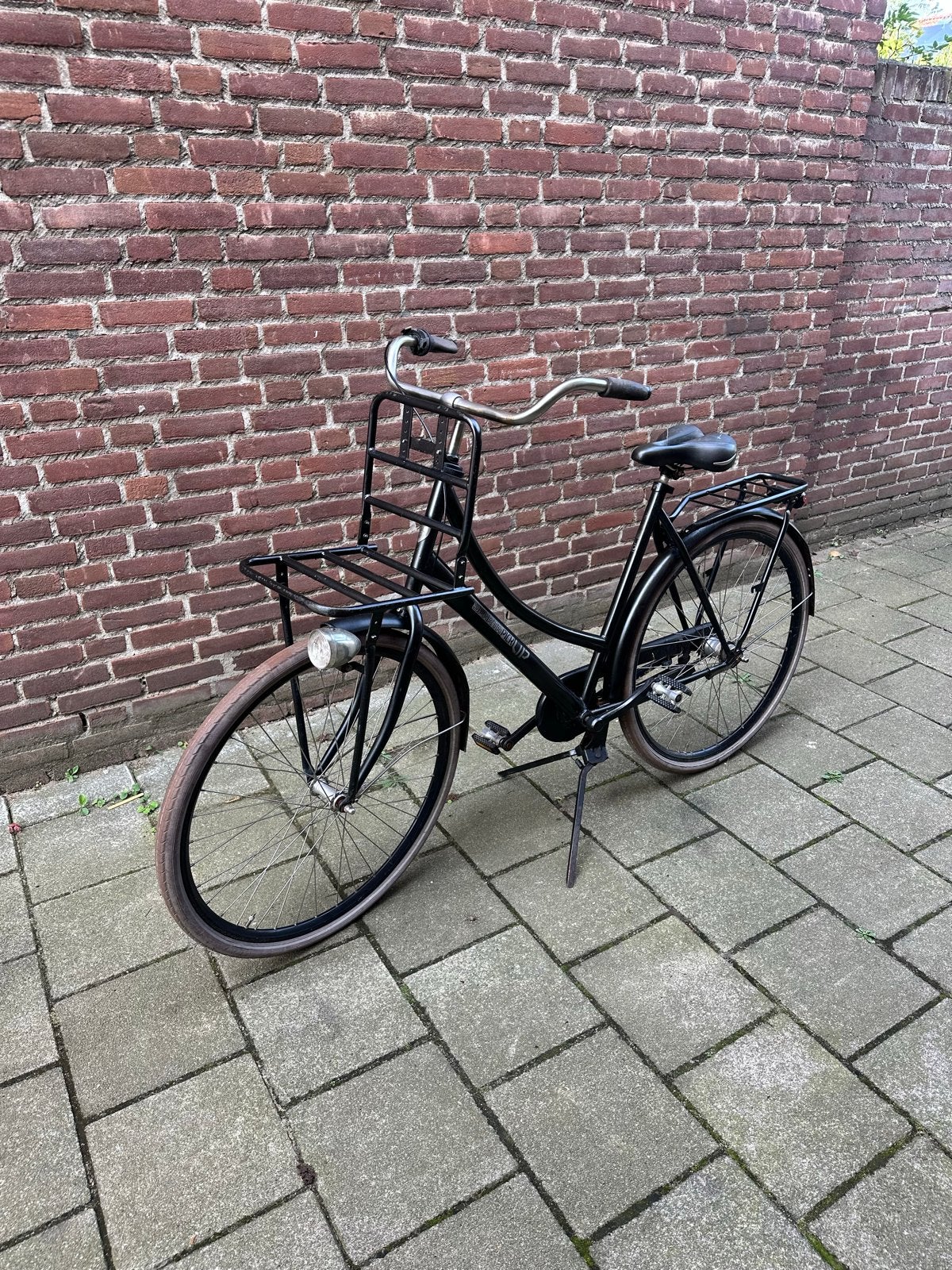 Zwarte transportfiets met voordrager en terugtraprem, Ophalen of Verzenden, Gebruikt, 26 inch of meer