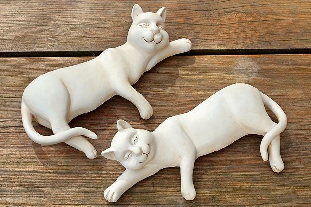 Leuk Beeld liggende, slapende Kat, Poes, randligger, wit, Ophalen of Verzenden, Nieuw, Kunststof, Dierenbeeld