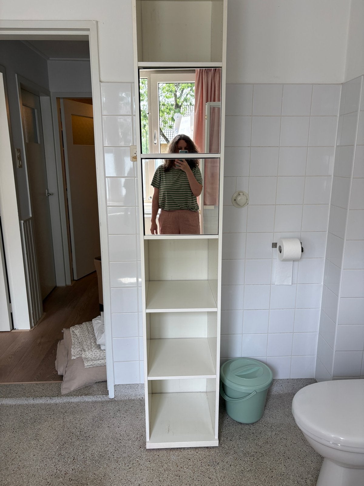 Hoge witte kast met spiegel, gratis af te halen, Huis en Inrichting, Kasten | Overige, Ophalen, Gebruikt
