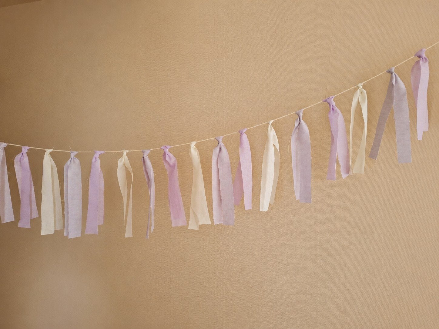 Feestelijke slinger: paars en crème linten, Hobby en Vrije tijd, Ophalen of Verzenden, Nieuw, Versiering, Verjaardag