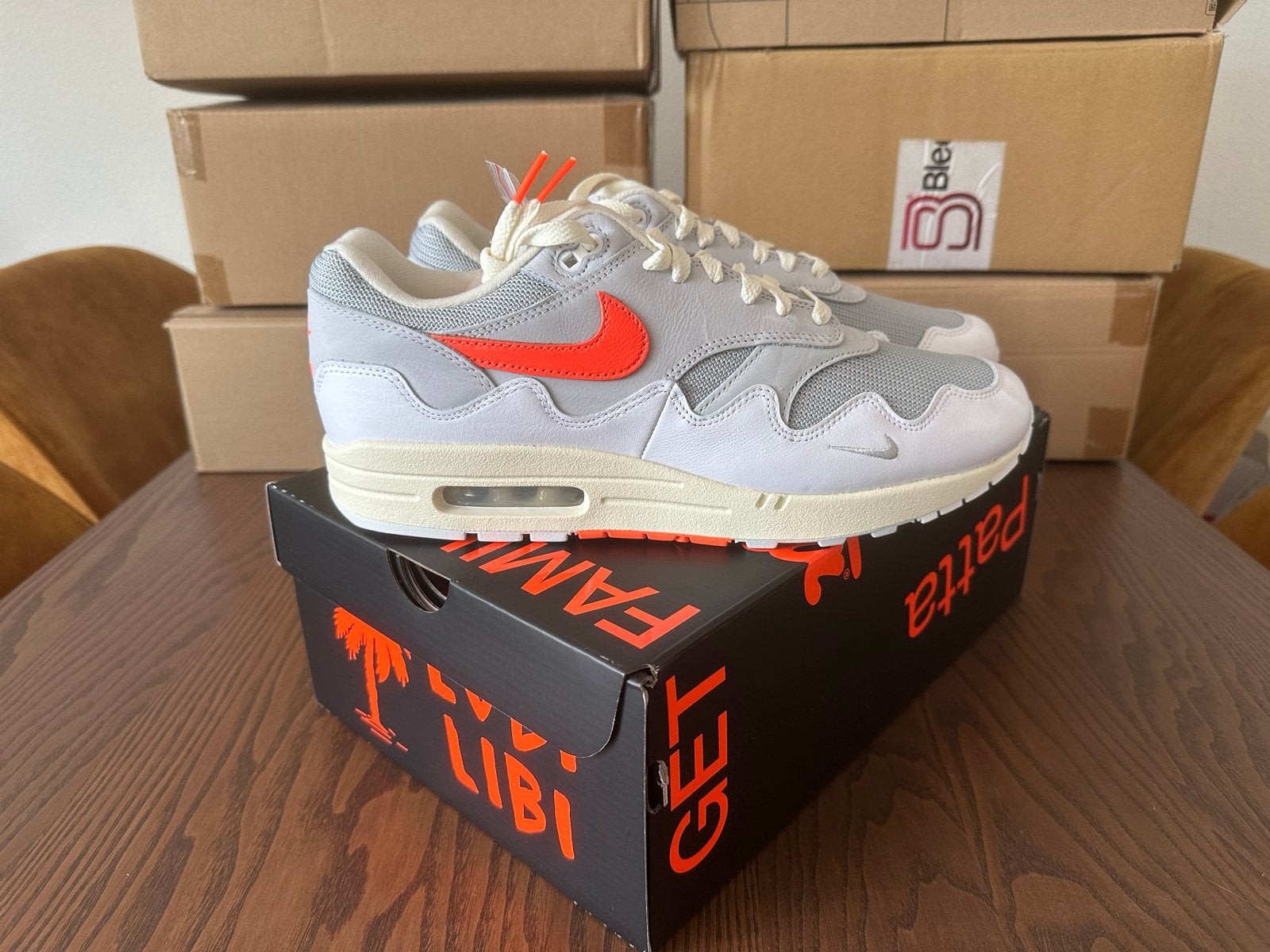 Nike Air Max 1 x Patta Waves Hyper Crimson 2026 – EU 45, Ophalen of Verzenden, Nieuw, Overige kleuren, Sneakers of Gympen
