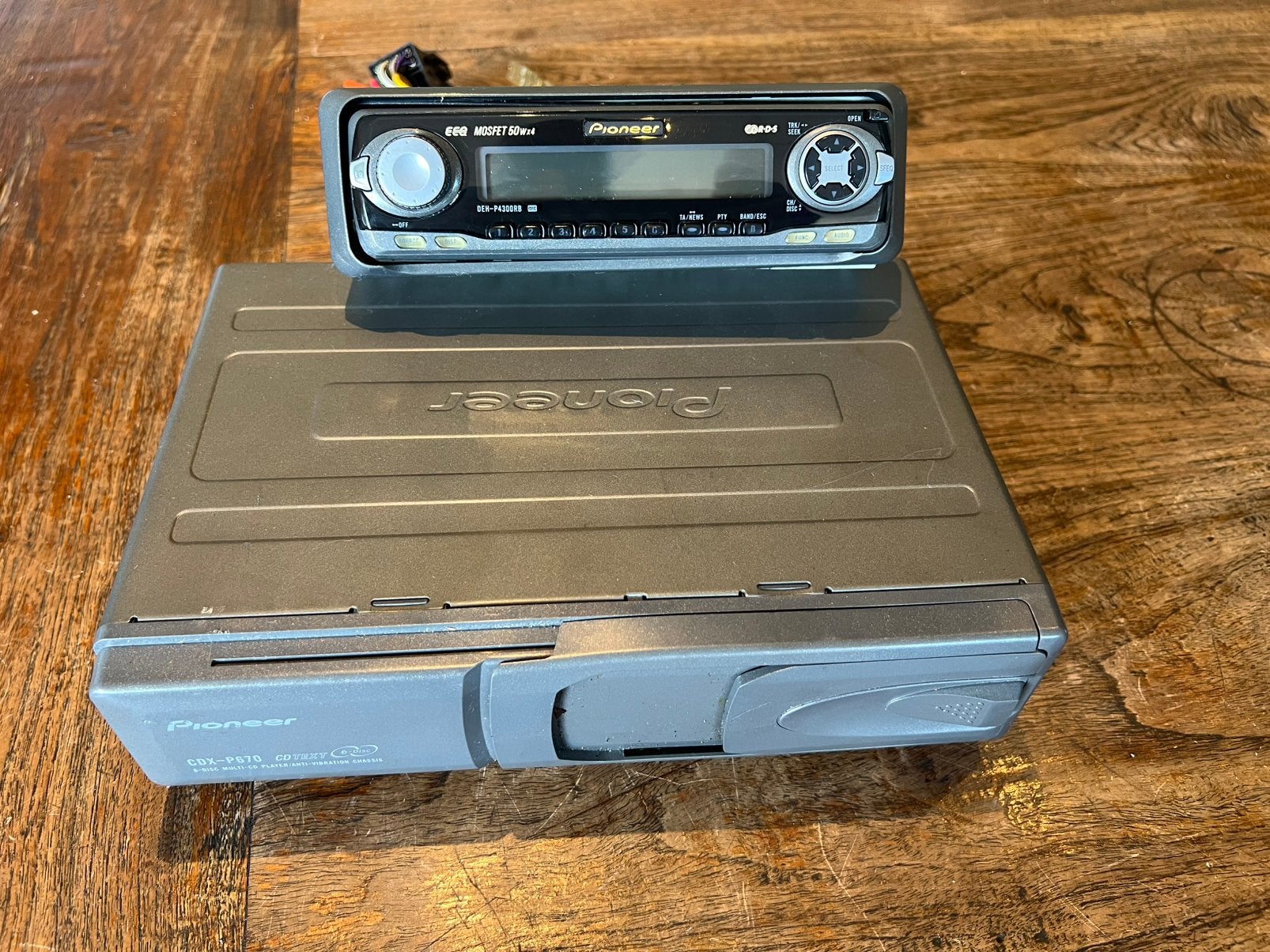 Pioneer DEH-P4300R radio cd wisselaar incl aansluit kabel, Auto diversen, Ophalen of Verzenden, Zo goed als nieuw