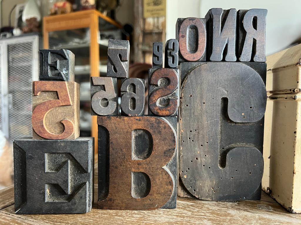 SET OUDE  HOUTEN DRUKLETTERS, Ophalen of Verzenden