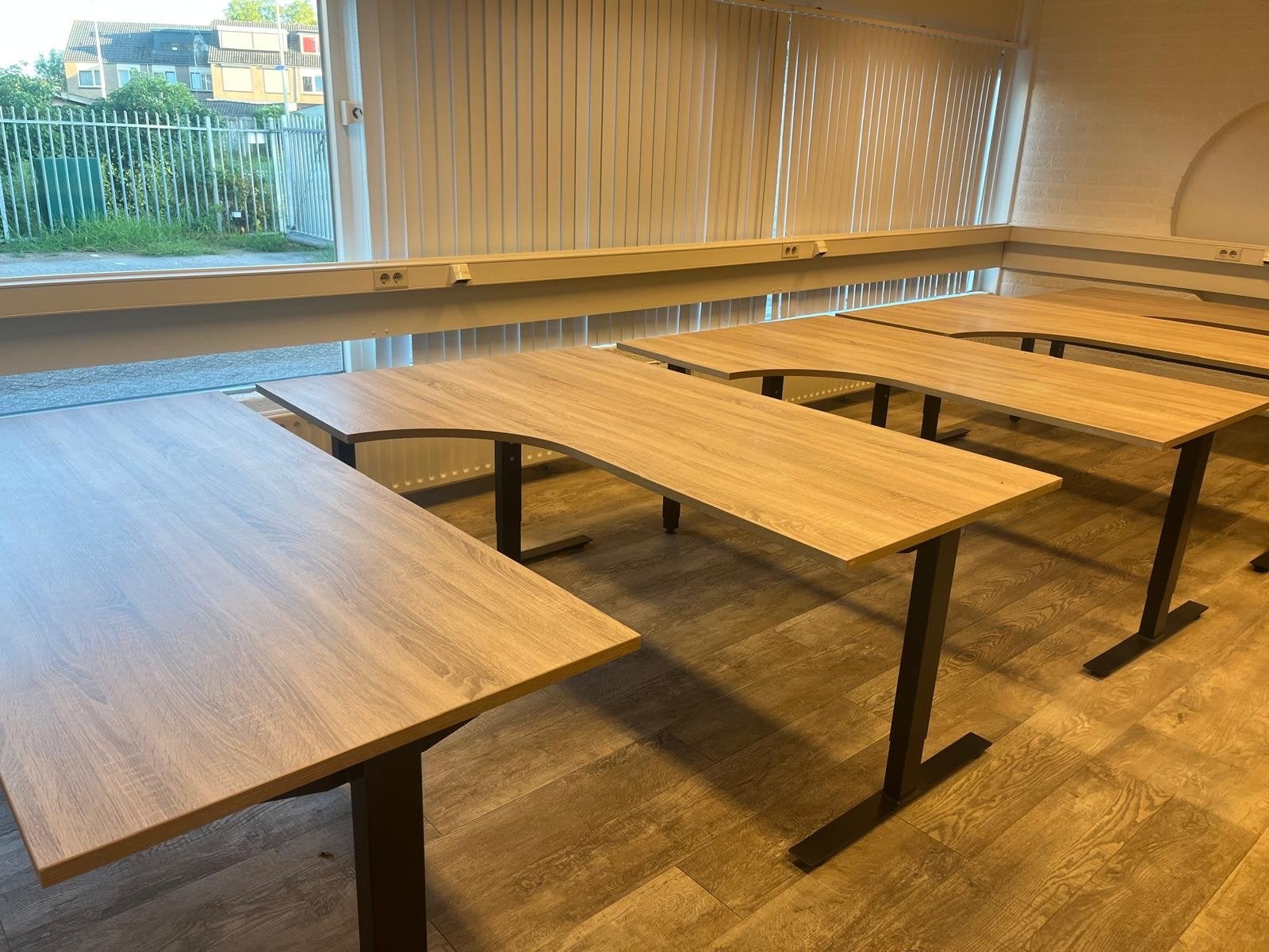 hoekbureaus en rechte bureaus beschikbaar, Ophalen, Gebruikt, Hout, 180 cm