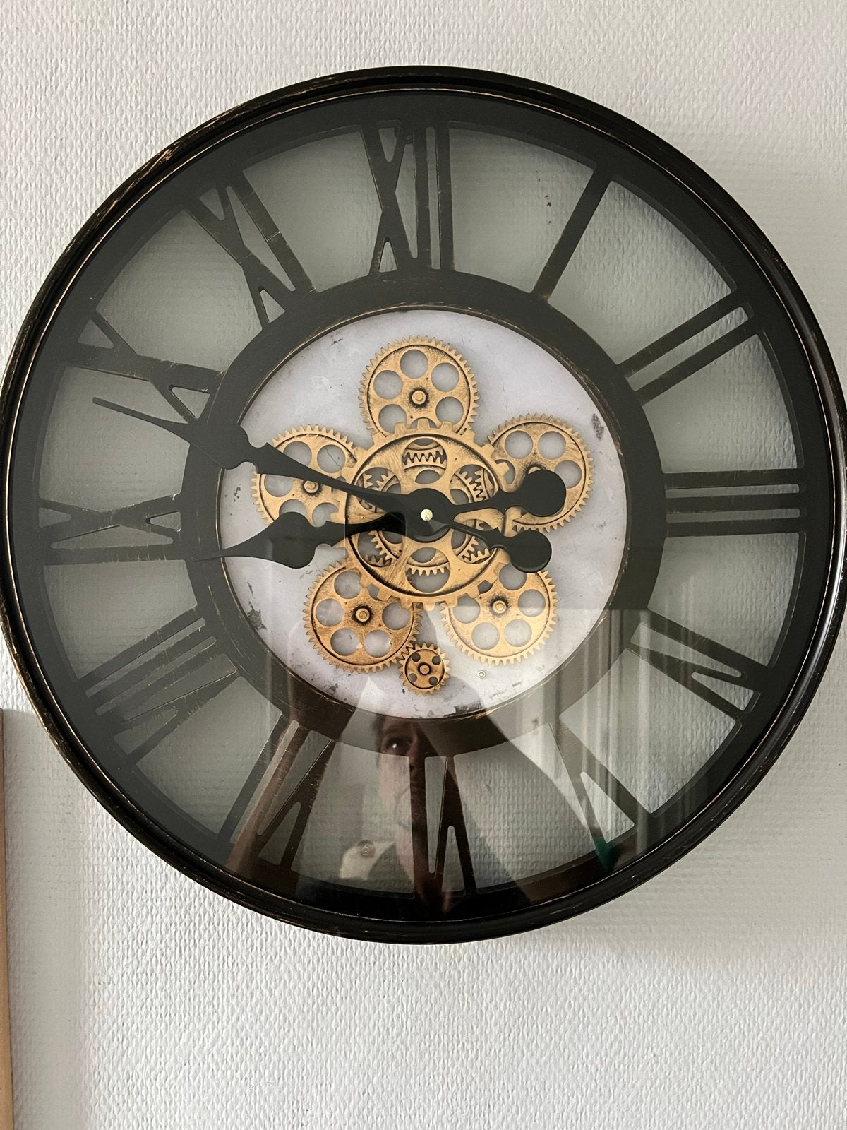 Grote wandklok met zichtbaar uurwerk en Romeinse cijfers, Ophalen, Wandklok, Zichtbaar uurwerk, Analoog