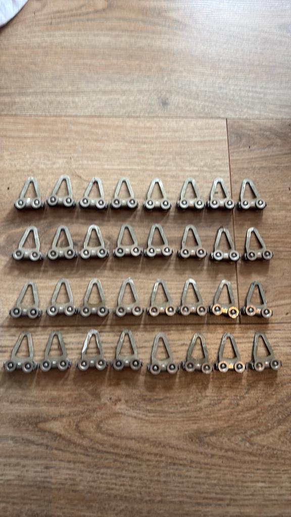 Partij 32x vintage metalen gordijnwieltjes / runners  T-rail, Huis en Inrichting, Stoffering | Gordijnen en Lamellen, Ophalen of Verzenden