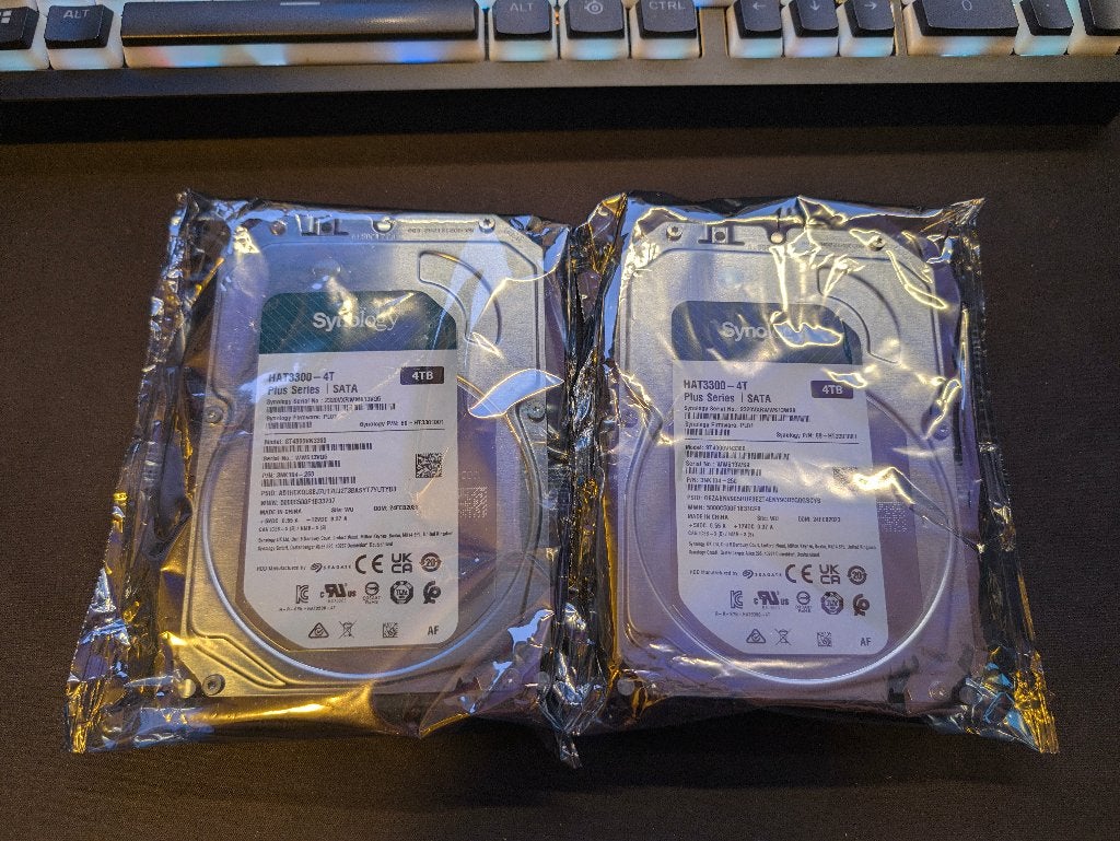 2x Synology Plus HAT3300-4T (4TB) Hard Disk - New/Sealed, Intern, Server, Nieuw, Ophalen of Verzenden