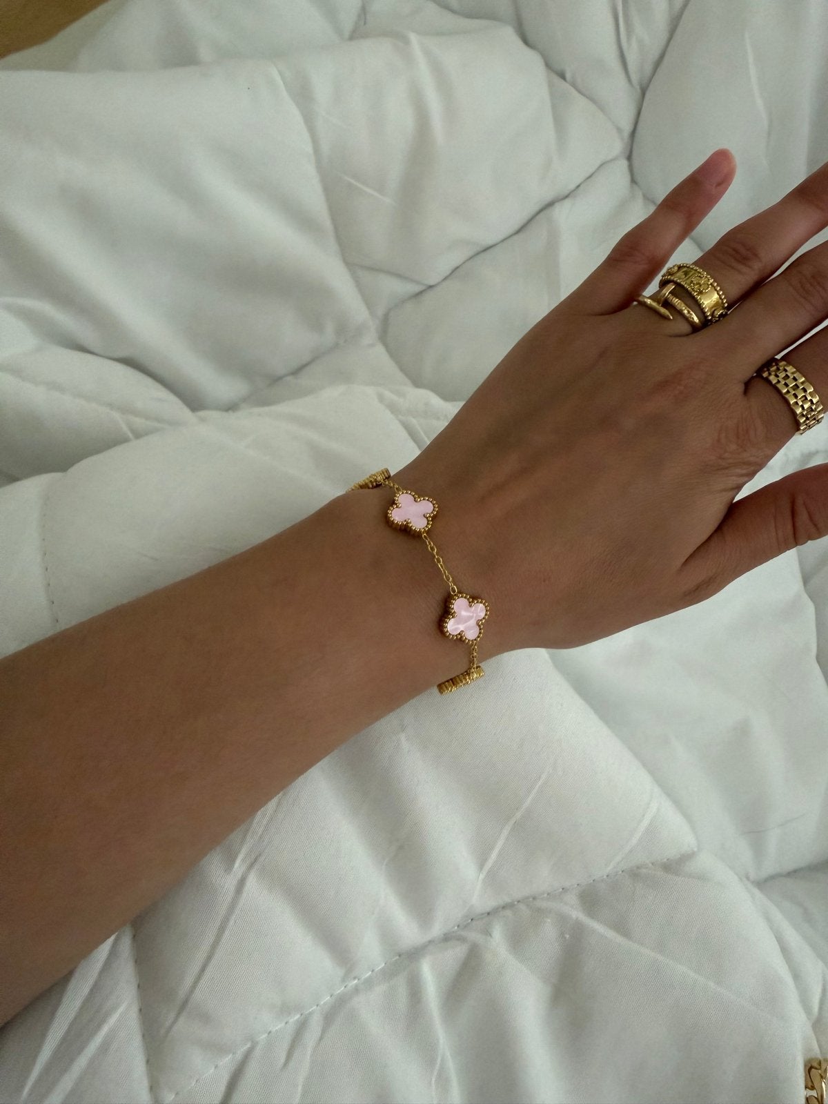 Gouden armband met roze klavertjes, Ophalen of Verzenden, Zo goed als nieuw, Roze, Goud