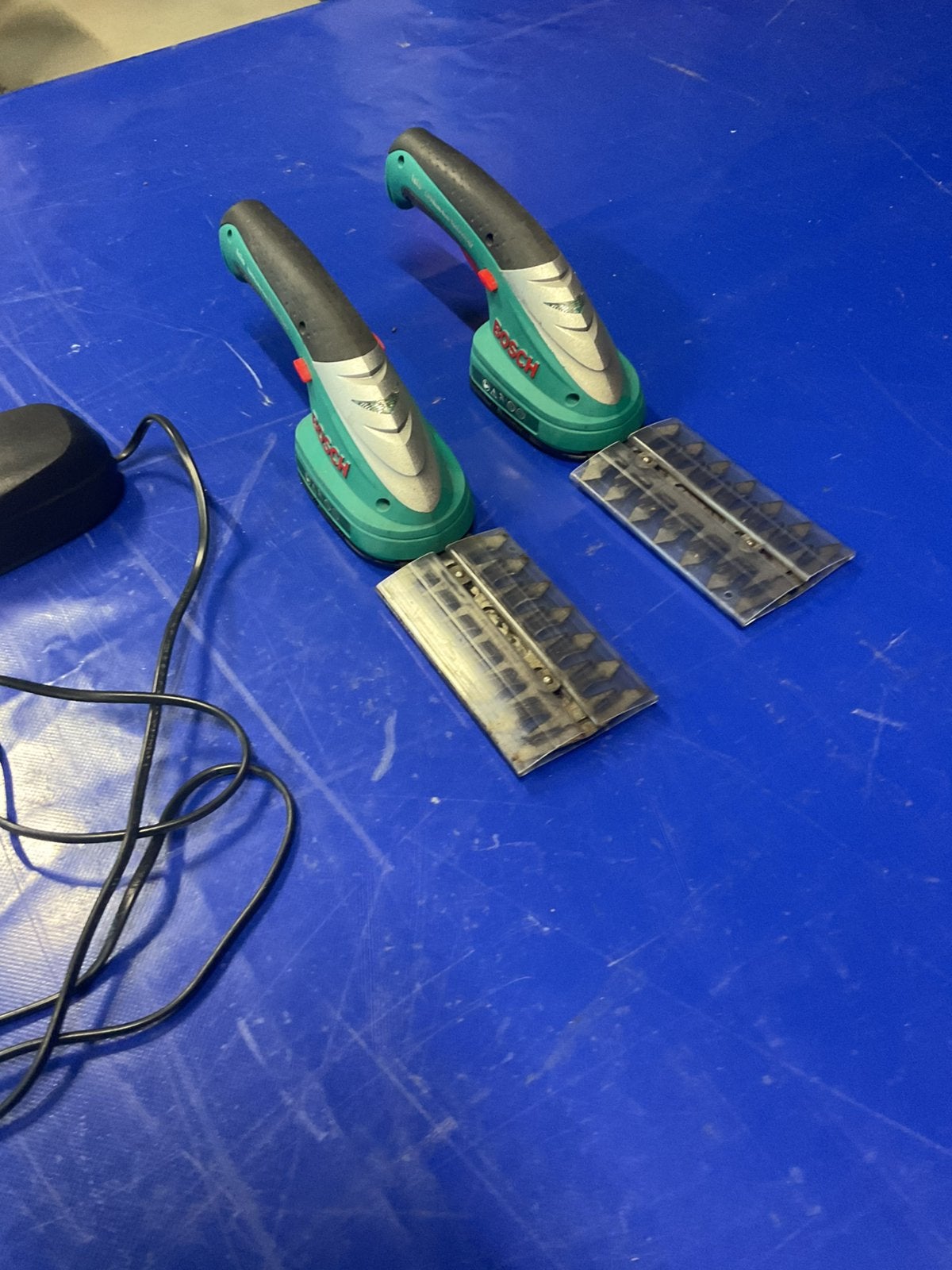 2 Bosch accu buxus scharen met accu’s en met 1 oplader, Ophalen, Zo goed als nieuw, Accu