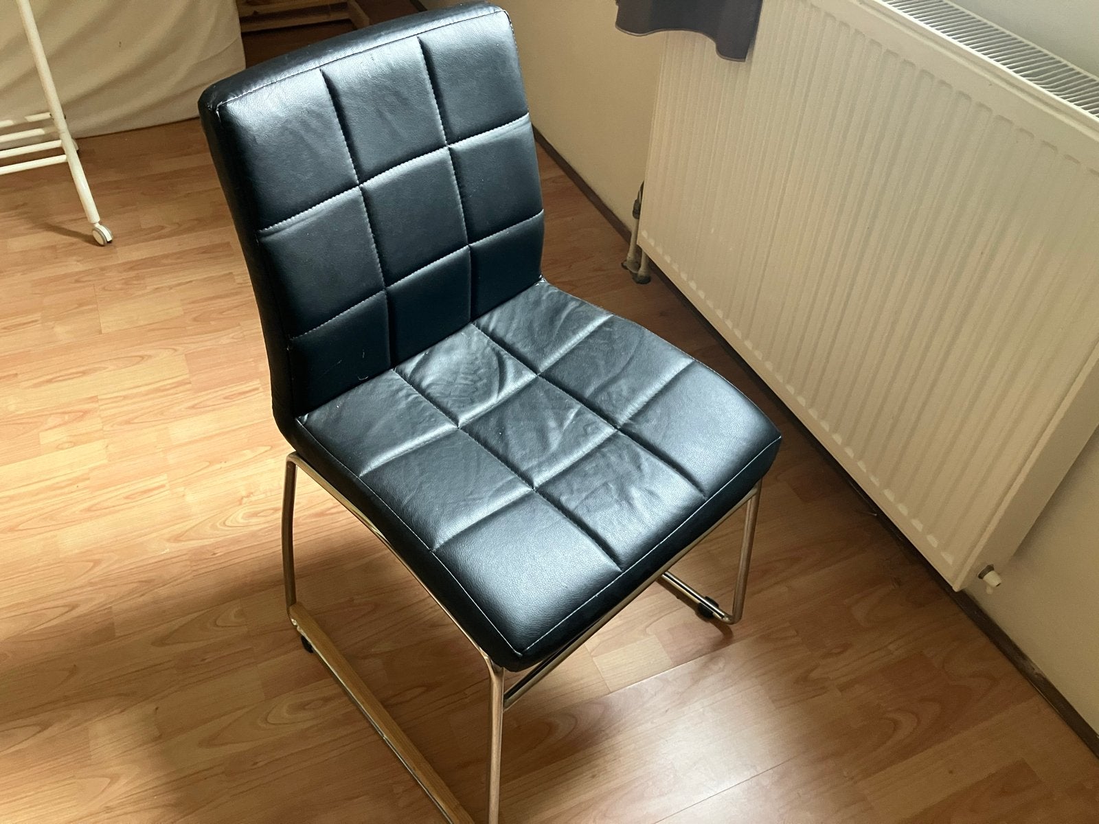2 Stijlvolle Zwarte Eetkamerstoel met Chroom Onderstel, Huis en Inrichting, Stoelen, Gebruikt, Zwart, Ophalen of Verzenden, Metaal