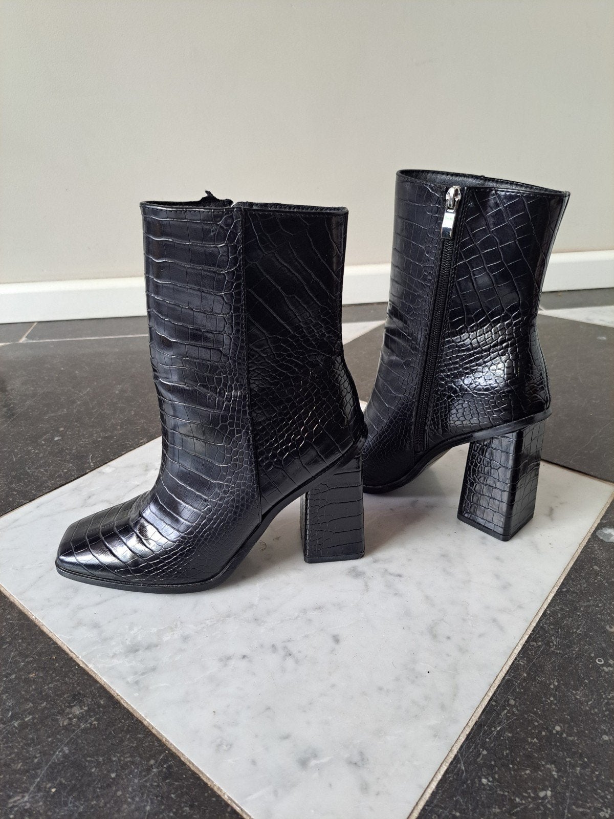 Nieuwe Laklaars met Reptielmotief - Maat 39, Kleding | Dames, Ophalen of Verzenden