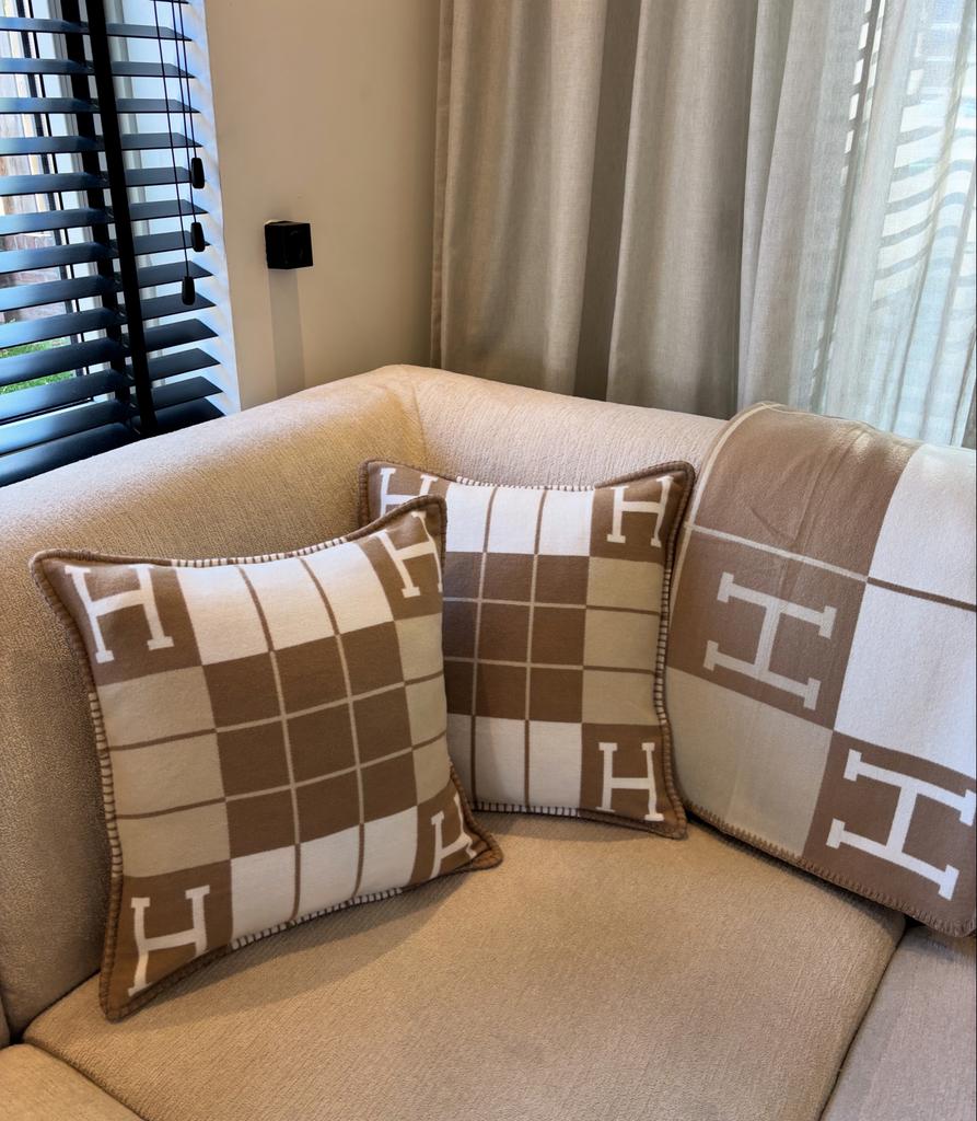 Luxe plaid en kussenset hermes, Ophalen of Verzenden, Zo goed als nieuw, Beige, Vierkant