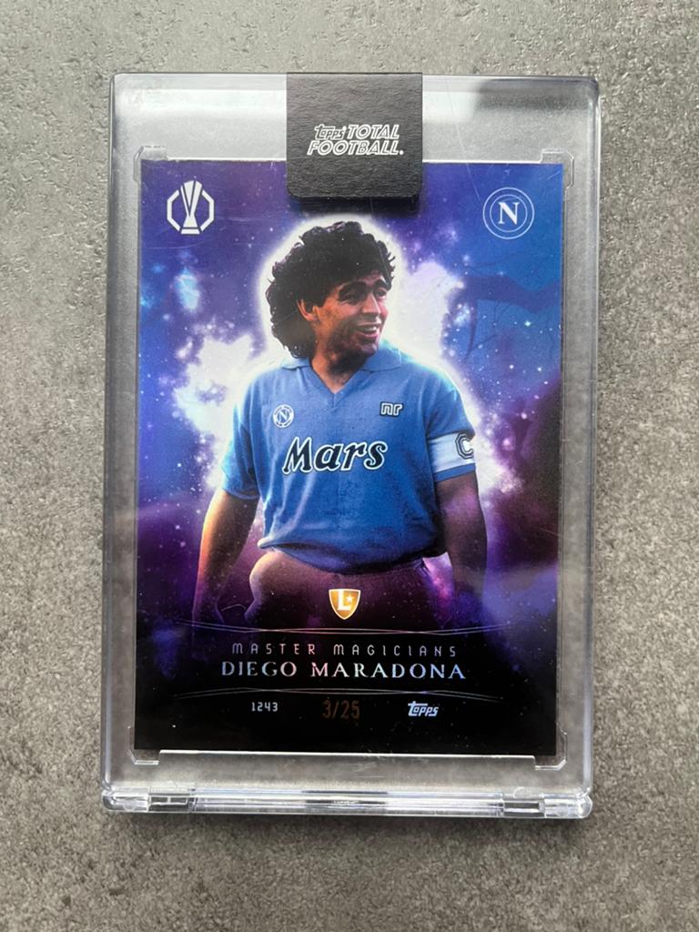 2025-26 Topps Total Football Diego Maradona /25, Hobby en Vrije tijd, Stickers en Plaatjes, Verzenden, Nieuw, Plaatje